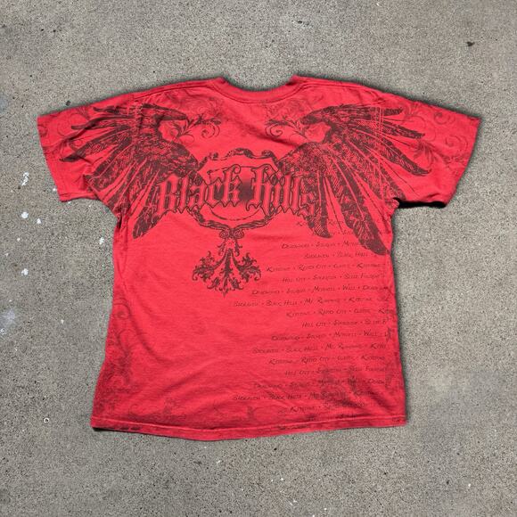 Men's Red Black Hills Band Tee Shirt Anvil Tag Grunge Goth AOP Size XL - Picture 3 of 6